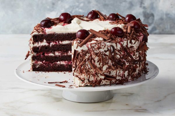 Bánh Black Forest - Hương Vị Socola Hòa Quyện Cùng Anh Đào